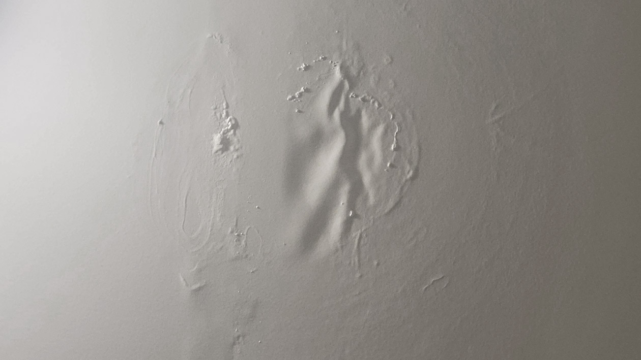 Wrinkles in paint from uneven drying